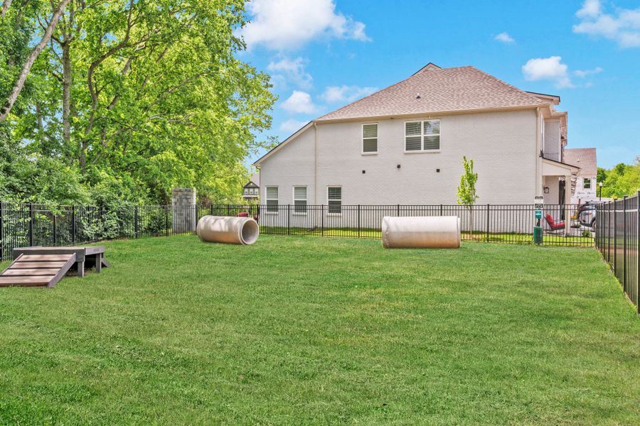 Exterior details of a home in Oxford Station, Gallatin (Image 7).
