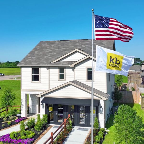 Front exterior of a home in the Glendale Lakes North community, located in Rosharon, TX (Image 4).