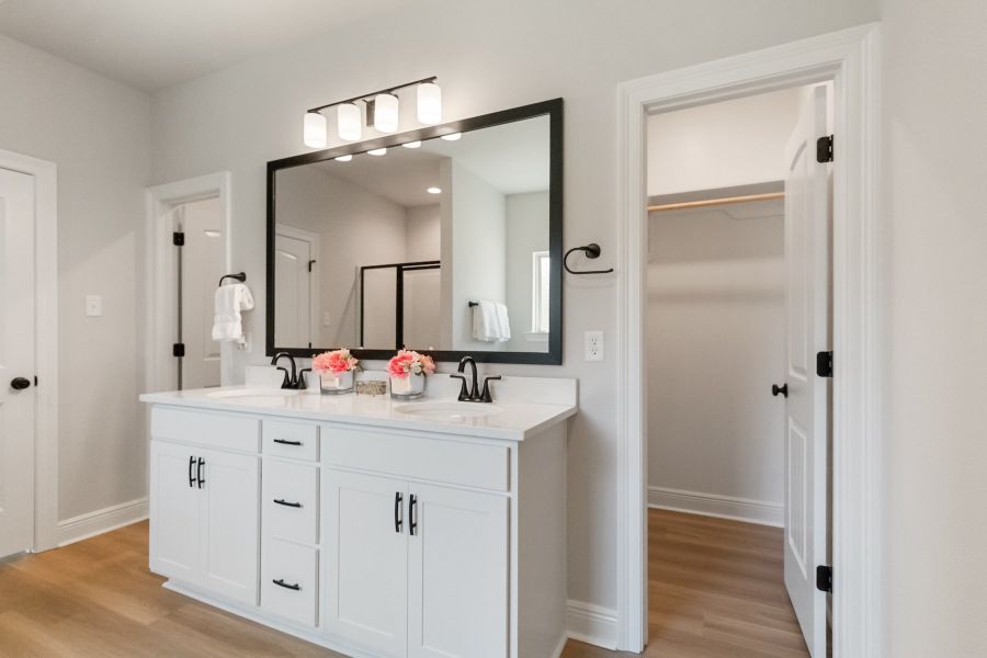 Young Oaks - Crestview Florida - Roses V G - Primary Bath