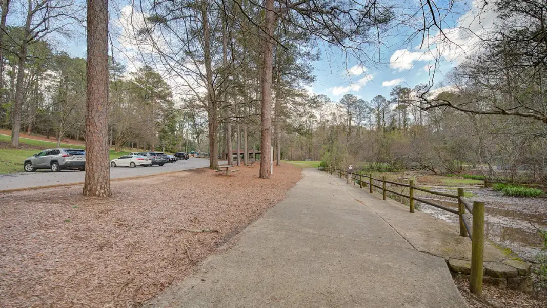 Natural surroundings and green spaces near Villas Of Shoal Creek in Athens, GA (Image 20).