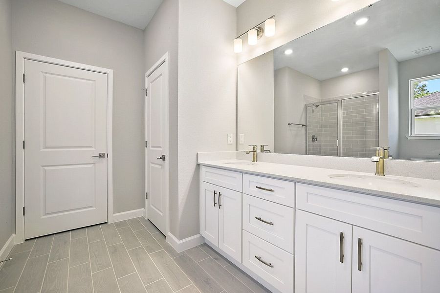 Master Bath:Your Master Bath Retreat Awaits with Modern Amenities!