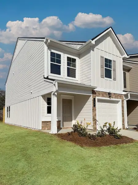 Exterior details of a home in Village Green, Adairsville (Image 3).