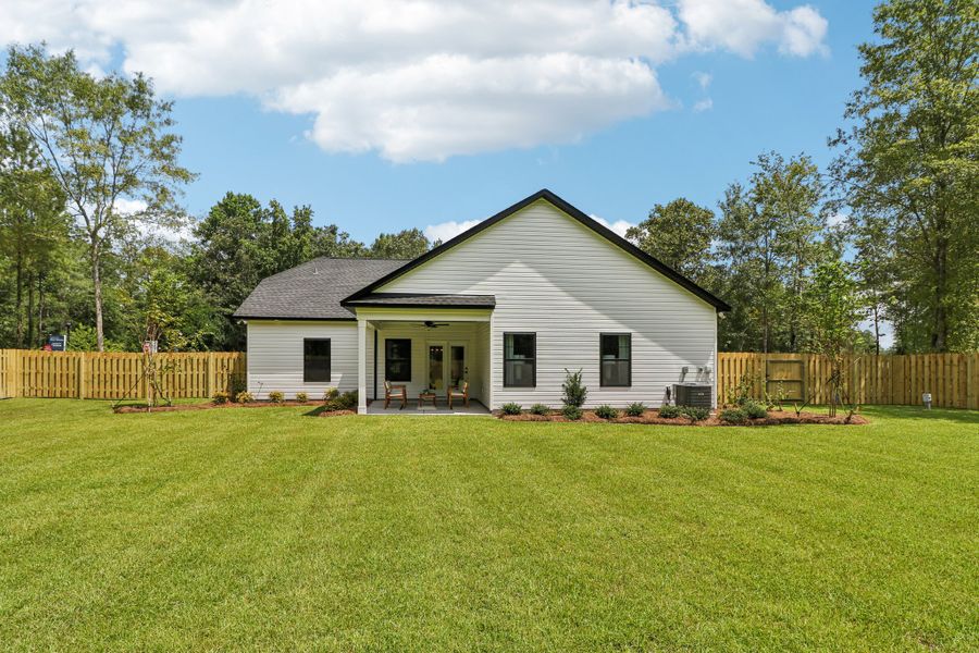 Front exterior of a home in the Raglins Creek community, located in Lugoff, SC (Image 13).