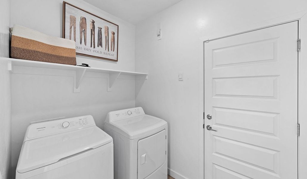 Furnished interior in a model home at Entrada Del Toro at Rancho Sahuarita in Sahuarita (Image 31).