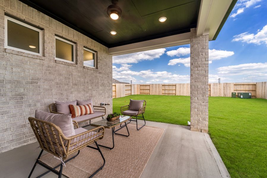 Exterior details of a home in Creekhaven, Iowa Colony (Image 2).