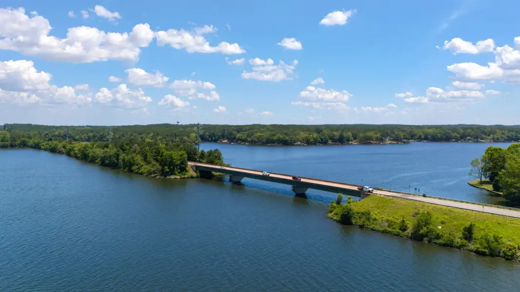 Natural surroundings and green spaces near Stillwater Lake Oconee in Eatonton, GA (Image 24).