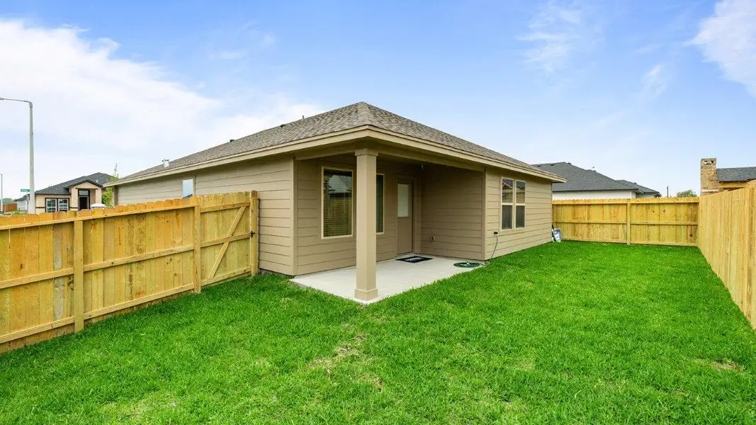 Exterior details of a home in Bridges Mill, Corpus Christi (Image 3).
