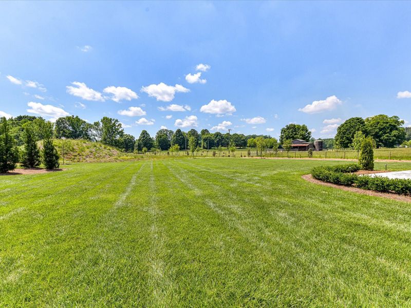 Natural surroundings and green spaces near Stephens Farm in Huntersville, NC (Image 18). Natural surroundings and green spaces near Stephens Farm in Huntersville, NC (Image 18).