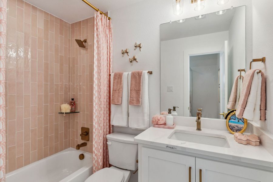 American Legend Homes' 60' model in Ten Mile Creek - Secondary Bathroom American Legend Homes' 60' model in Ten Mile Creek - Secondary Bathroom
