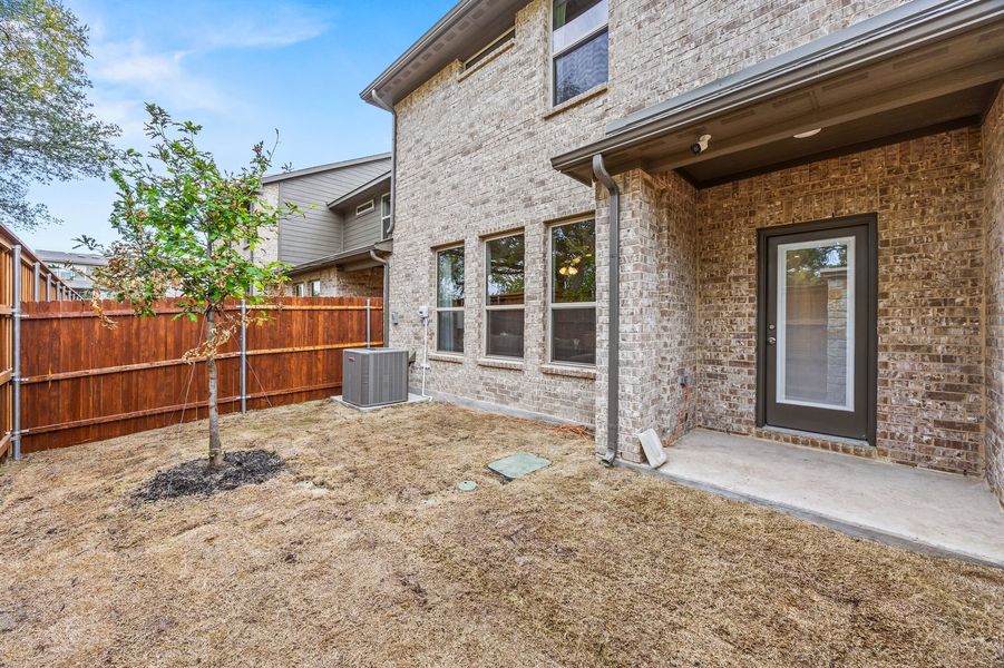 Front exterior of a home in the Sereno Oaks community, located in Dallas, TX (Image 32).