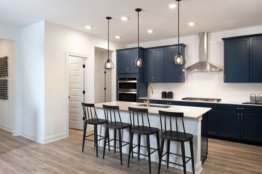 Kitchen w/ Island Bar Seating