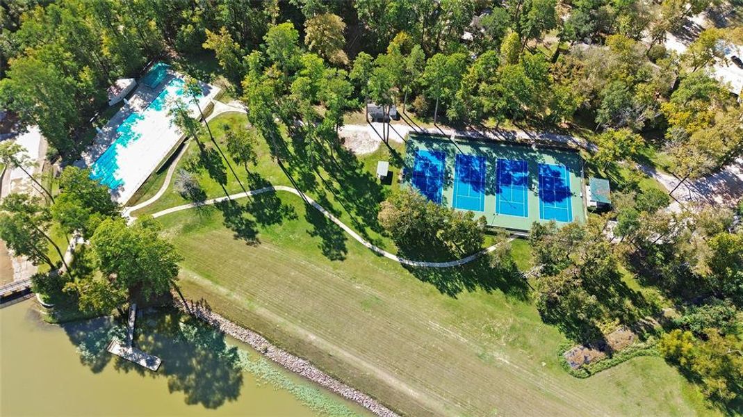 Community amenity available to residents of Elkins Lake in Huntsville (Image 10).