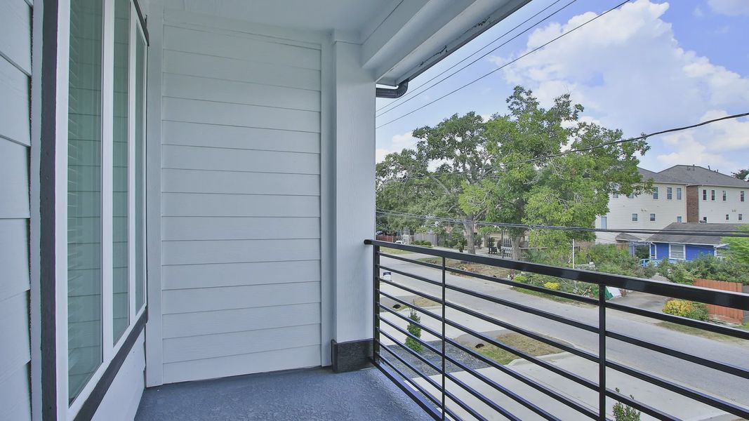 Exterior details of a home in Shady Acres, Houston (Image 3).
