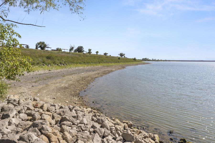 Natural surroundings and green spaces near Lake Breeze in Lavon, TX (Image 21).