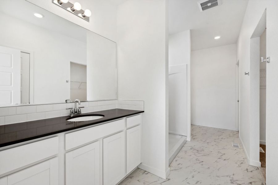 Stratton-Model-Owners Suite Bathroom