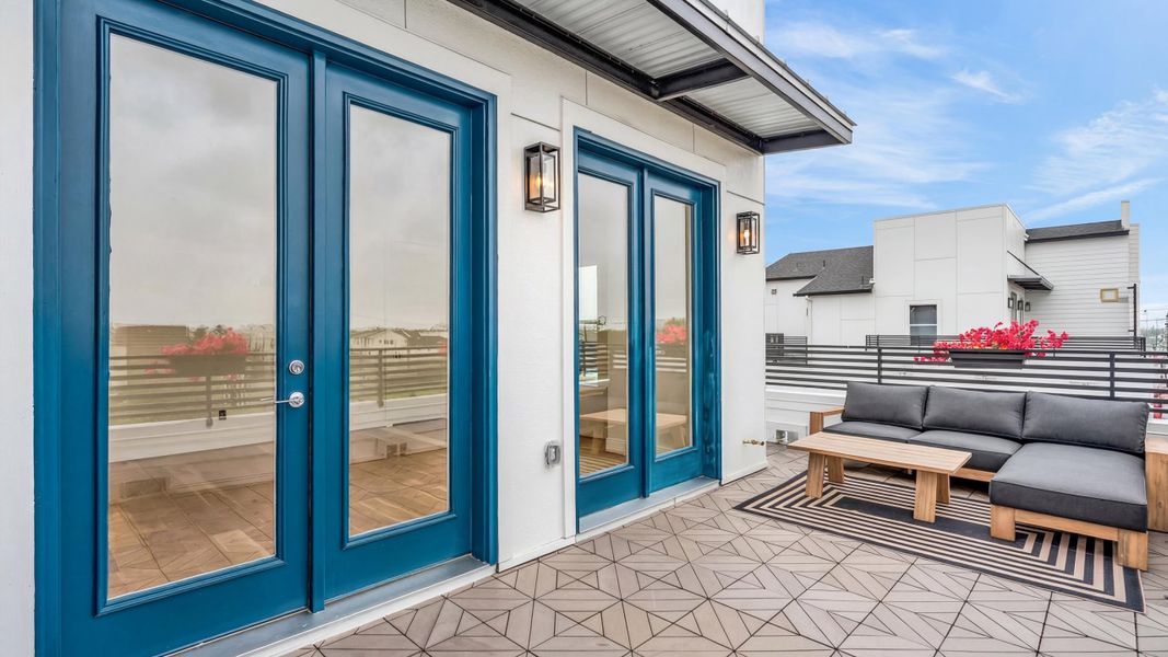 Exterior details of a home in Commerce Row, Houston (Image 8).