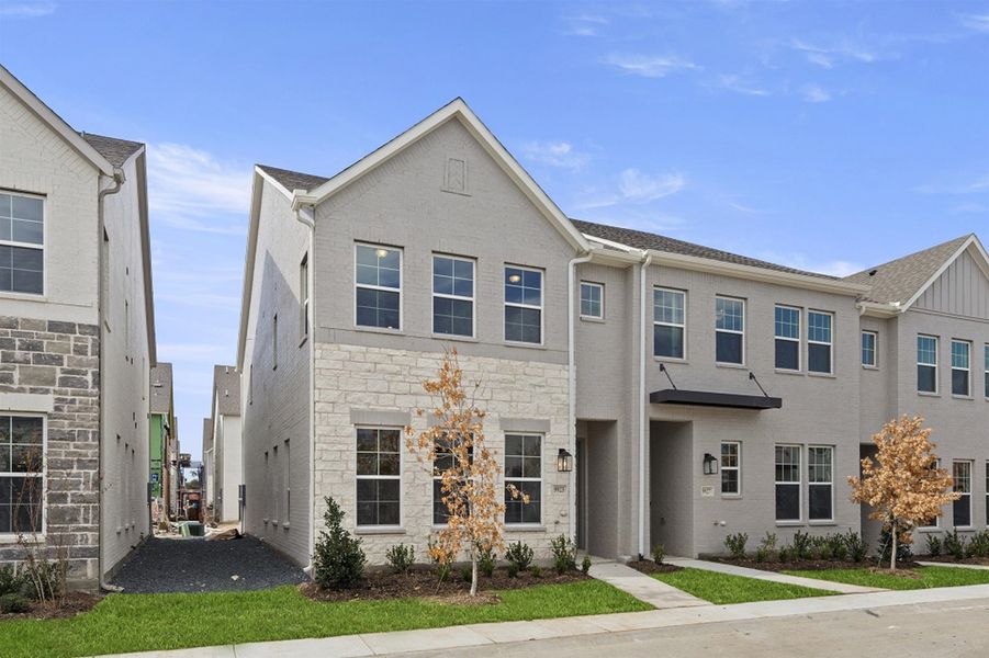 Image 100 of the Legends Crossing - Bungalows community in Irving, TX.