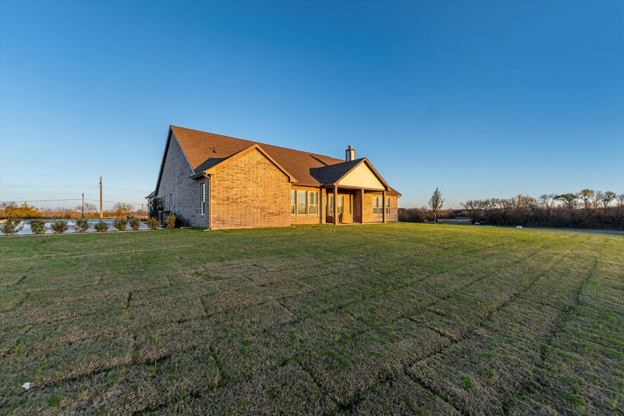 Exterior details of a home in Grayson Ridge, Van Alstyne (Image 34).
