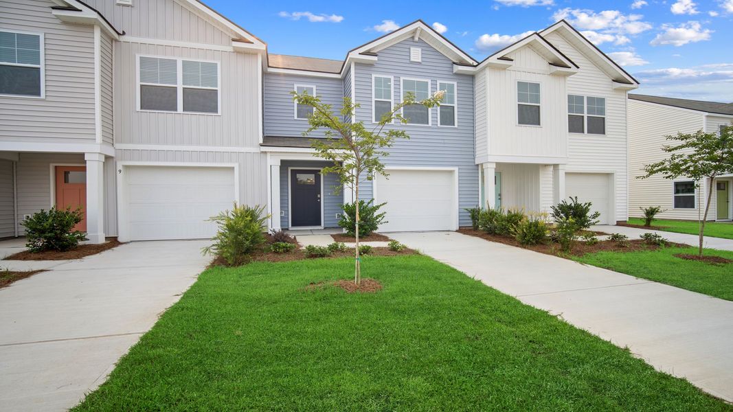 Front exterior of a home in the McKenzie Gardens community, located in Brunswick, GA (Image 15).