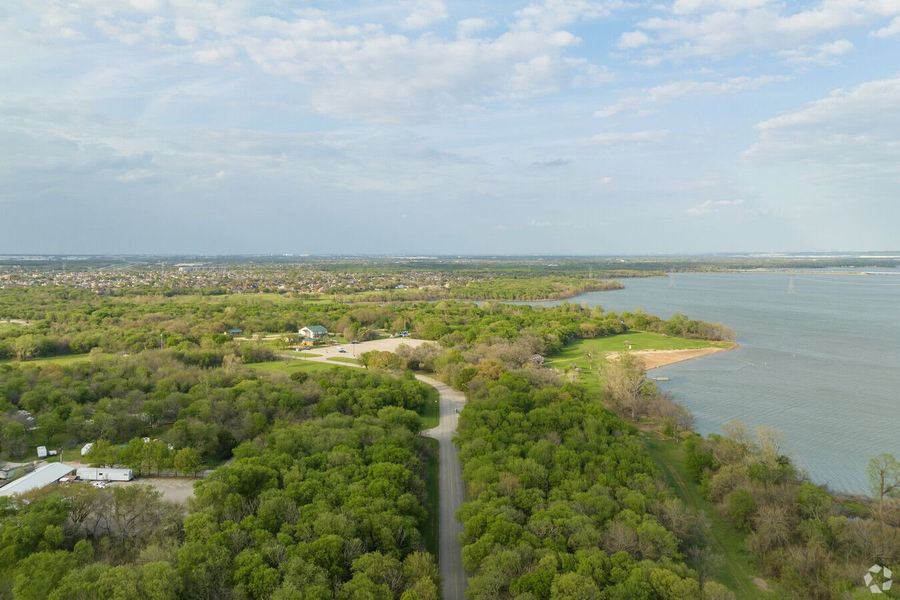 Natural surroundings and green spaces near Mira Lagos Crossing in Grand Prairie, TX (Image 14).