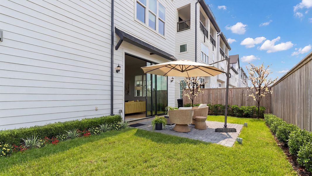 Exterior details of a home in Timbergrove Green, Houston (Image 4).
