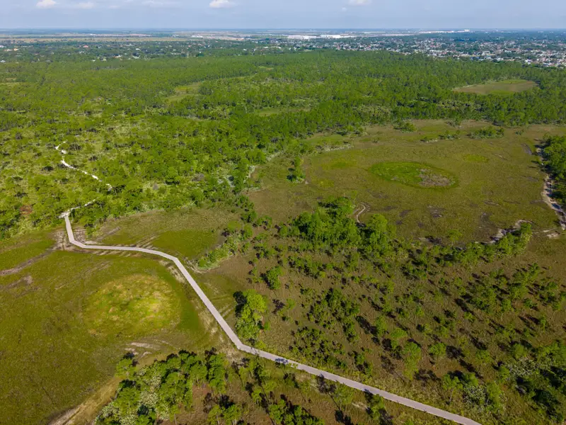Natural surroundings and green spaces near Newfield in Palm City, FL (Image 11).