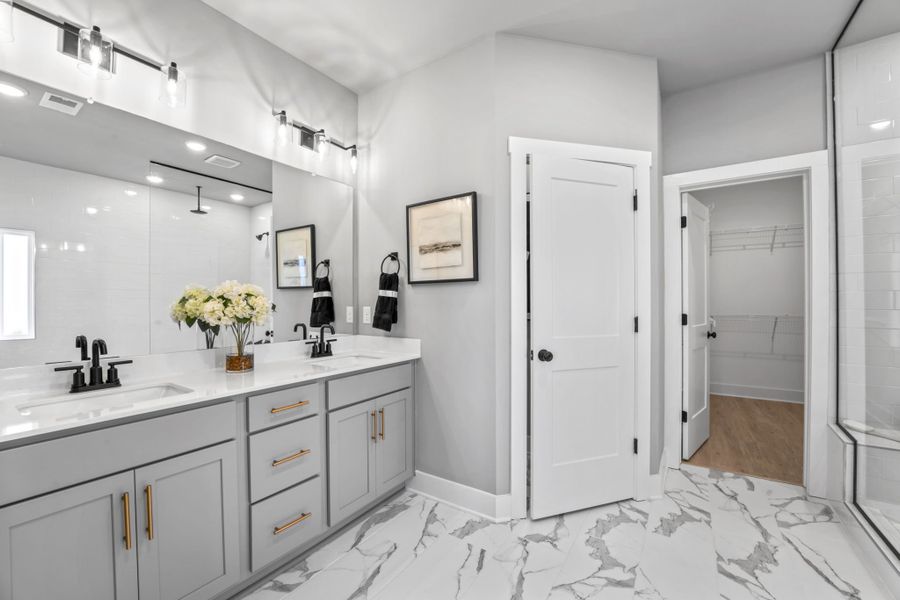 Owner's Bathroom Owner's Bathroom