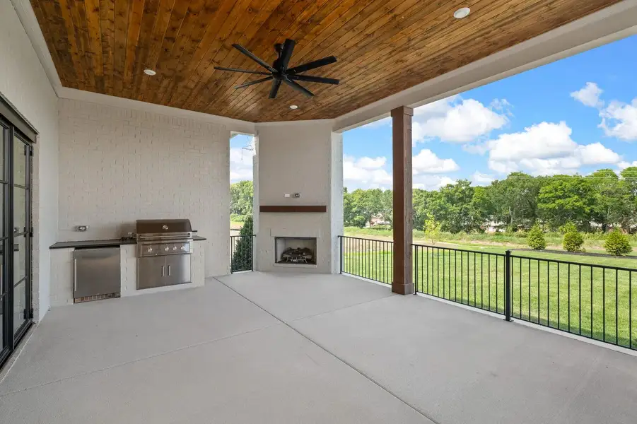 The Dresden H Outdoor Living Area