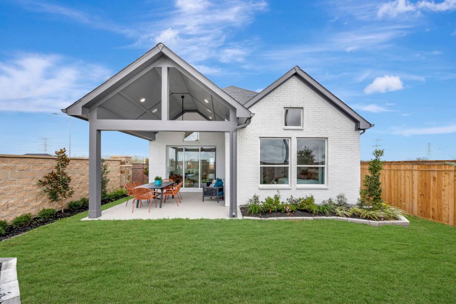 Exterior details of a home in Sienna 40' Homesites, Missouri City (Image 7).