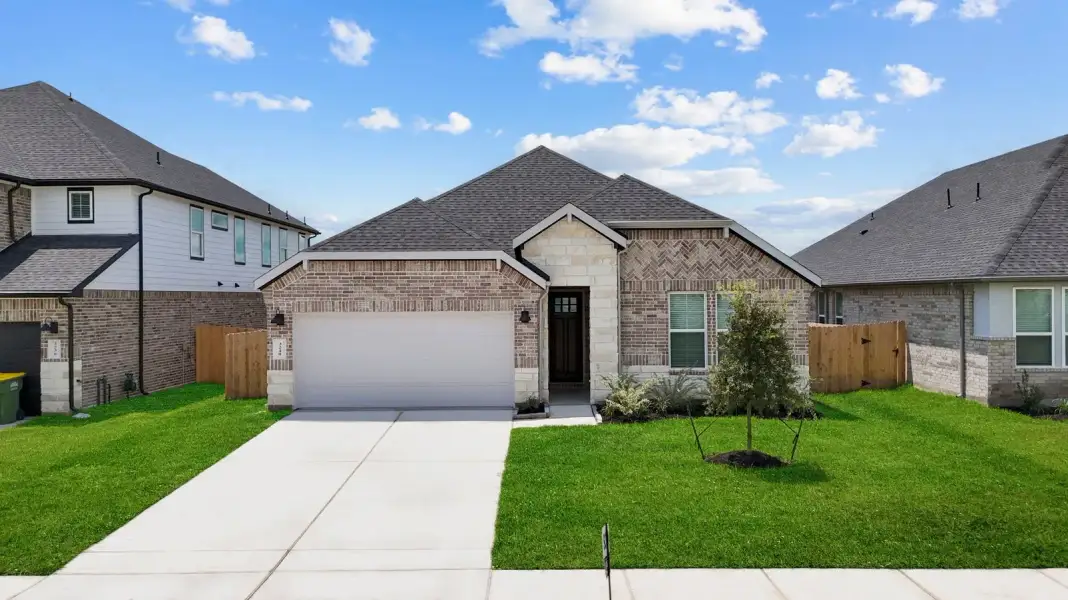 Front exterior of a home in the Lago Mar 60' Homesites community, located in Texas City, TX (Image 5).
