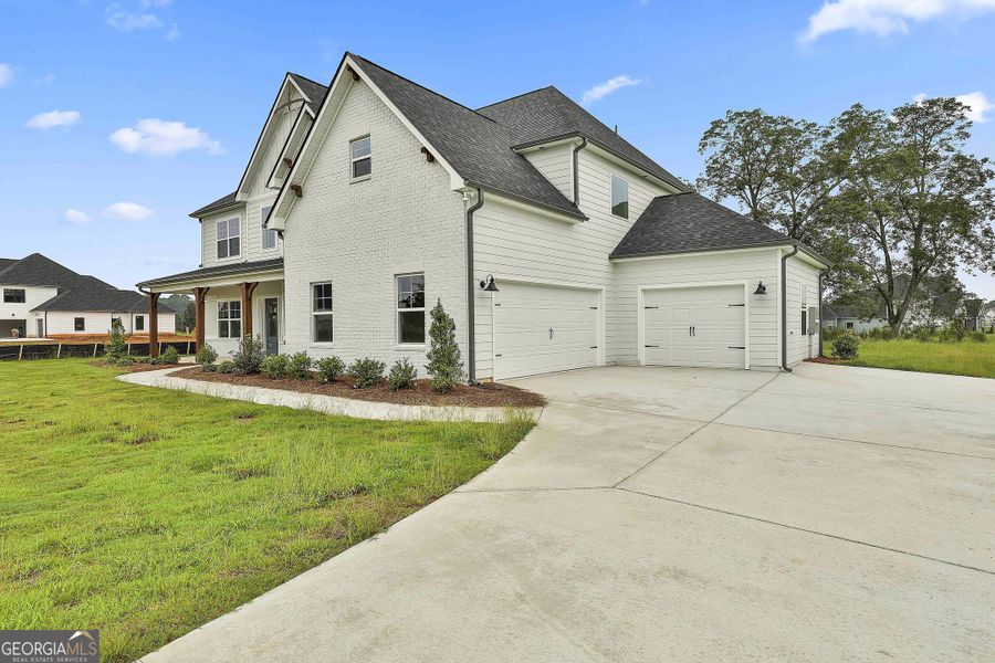Exterior details of a home in Grove Park, Senoia (Image 3).
