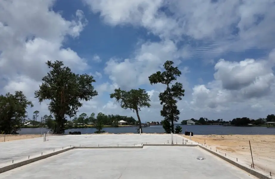 Natural surroundings and green spaces near King’s Landing in Panama City, FL (Image 7).