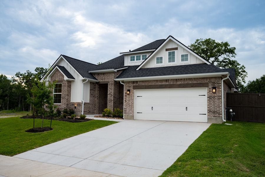 Front exterior of a home in the Oakmont community, located in Bryan, TX (Image 12).