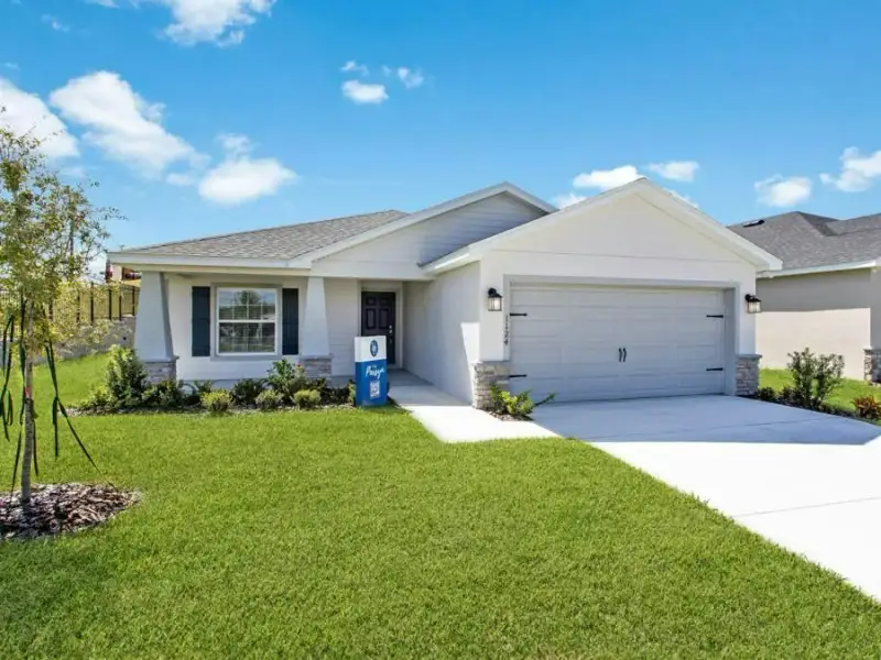 These new homes in Lake Wales feature attractive curb appeal and a 2-car garage - Parsyn home plan These new homes in Lake Wales feature attractive curb appeal and a 2-car garage - Parsyn home plan