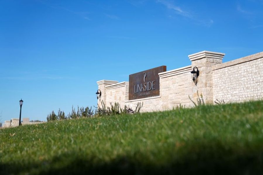 Entrance to the Linkside Las Colinas community in Irving, TX, featuring signage and landscaping (Image 2).