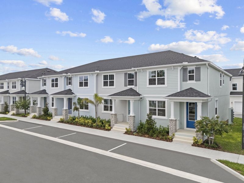 Front exterior of a home in the Hickory Grove community, located in Winter Springs, FL (Image 15).