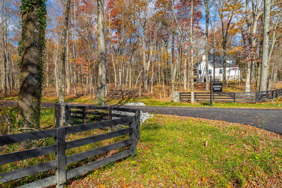 Natural surroundings and green spaces near Hidden River in Signal Mountain, TN (Image 81).