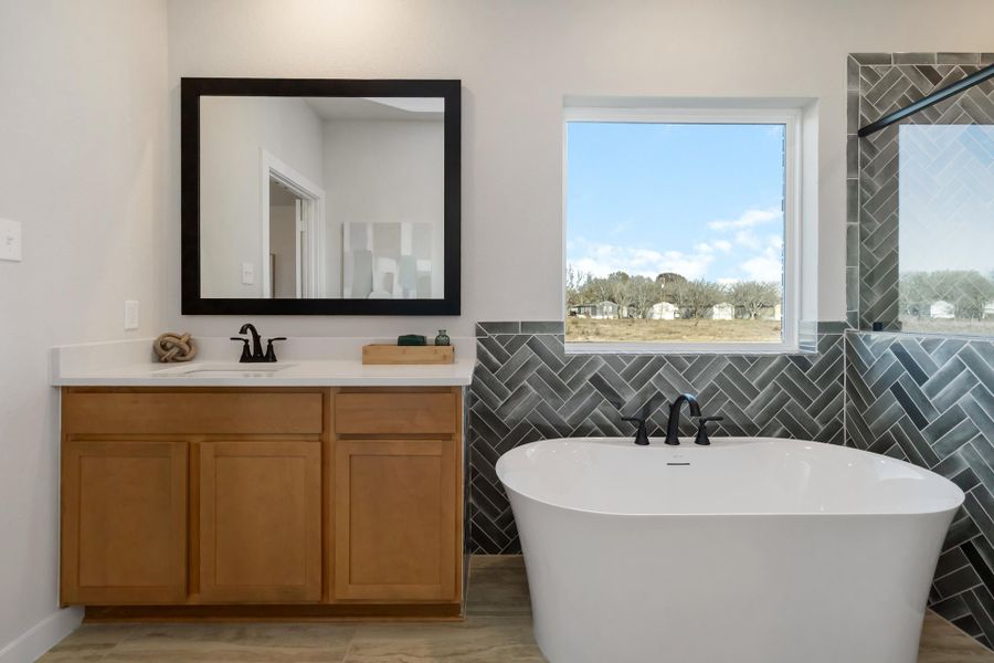 7011 Alamo Estates - Model - Lubbock - Primary Bathroom
