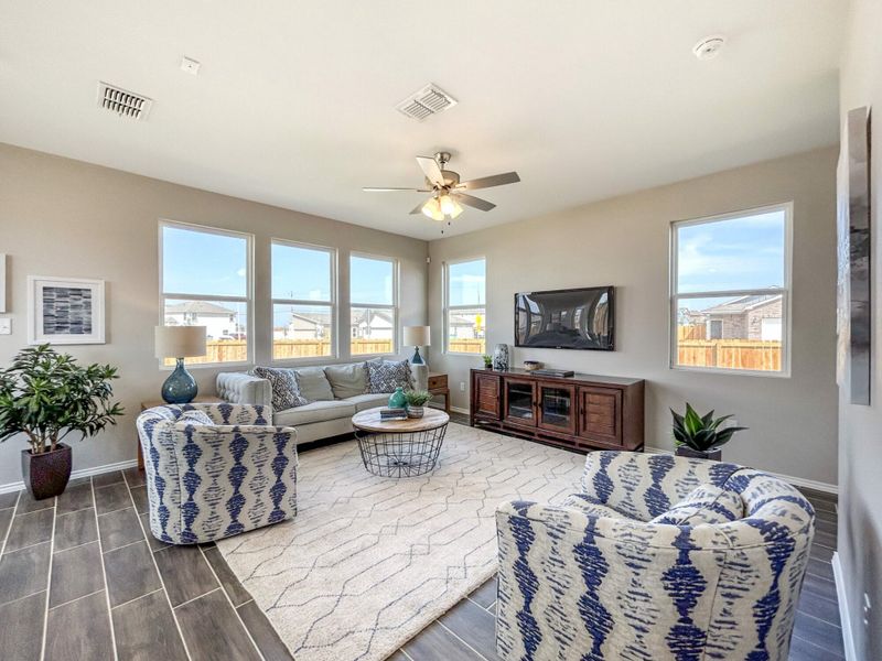 Furnished interior in a model home at Cuatro Vientos Sur in Laredo (Image 6).