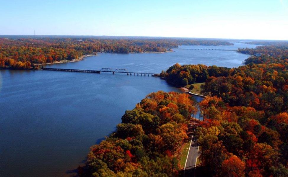 Natural surroundings and green spaces near Greenwood County Homes in Ninety Six, SC (Image 9).