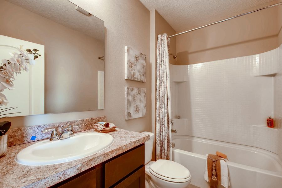 Image 6 of the Oak Pointe Townhomes community in Apopka, FL.