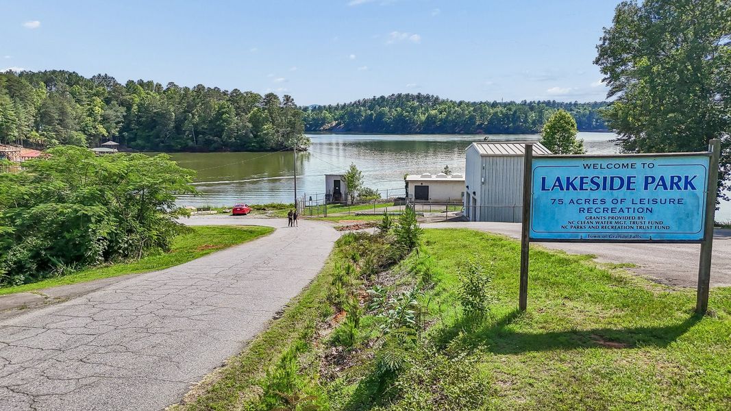 Natural surroundings and green spaces near Esplanade at Lake Hickory in Taylorsville, NC (Image 20).