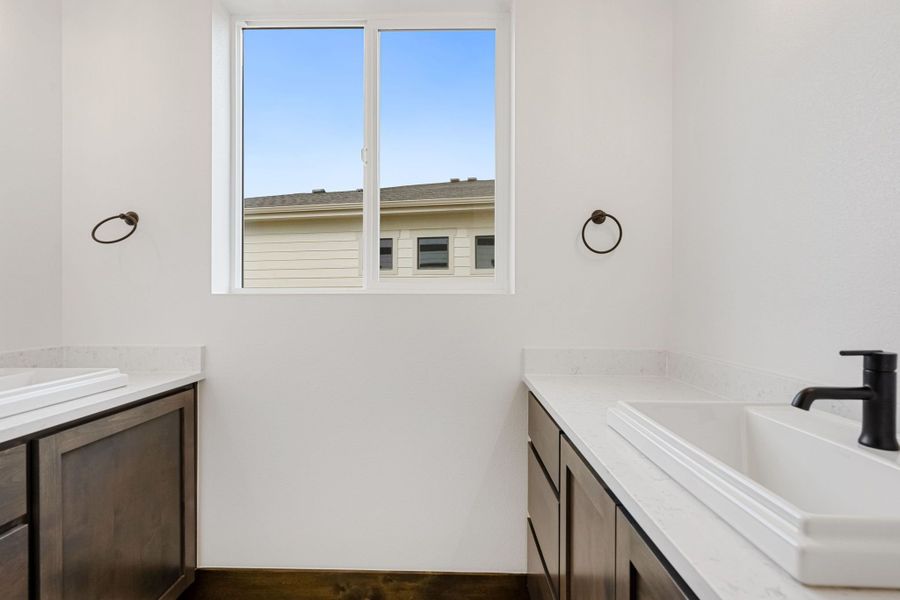 The Aurora Highlands,80019