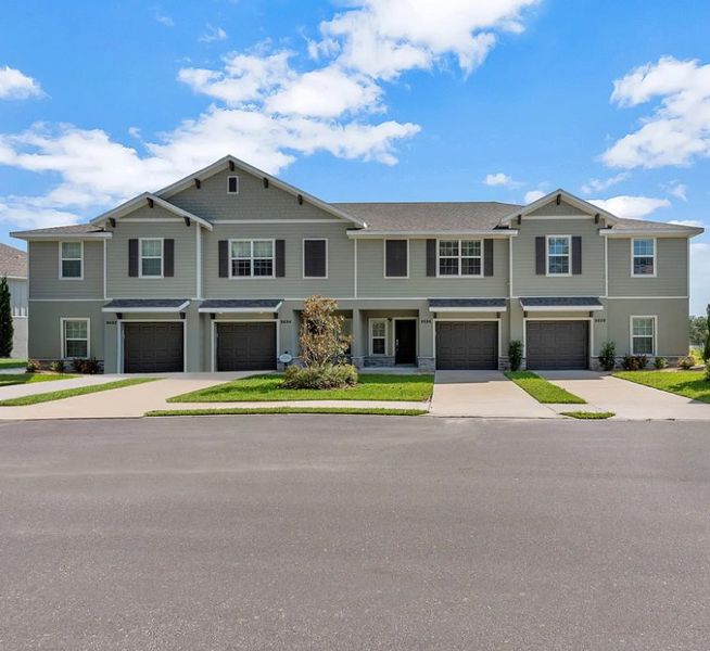 Front exterior of a home in the Lakeside Commons community, located in Plant City, FL (Image 3).