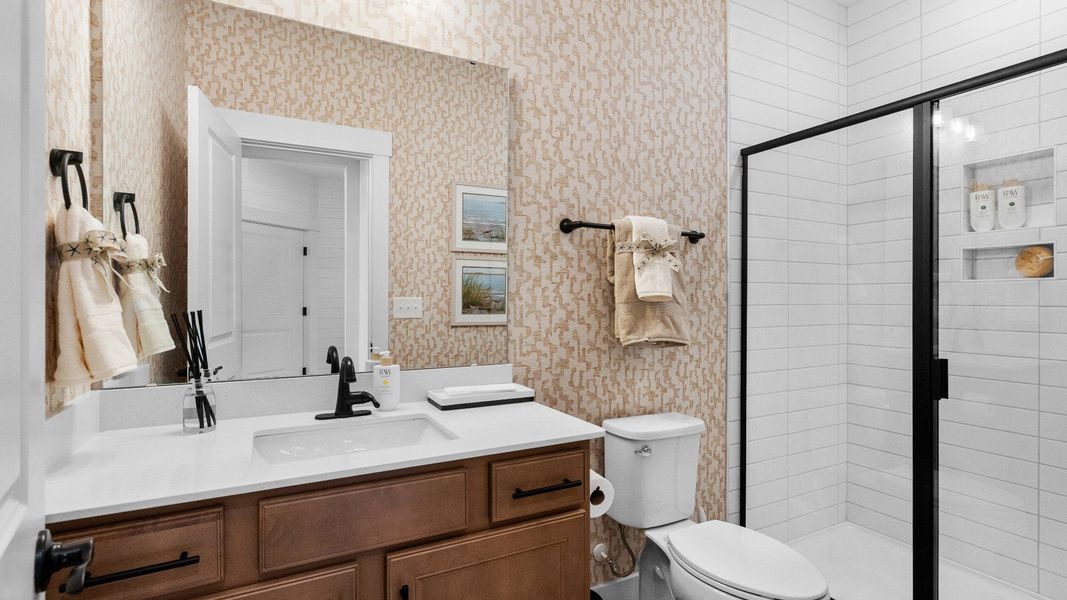 Secondary bathroom on the first floor with modern finishes and functional design.