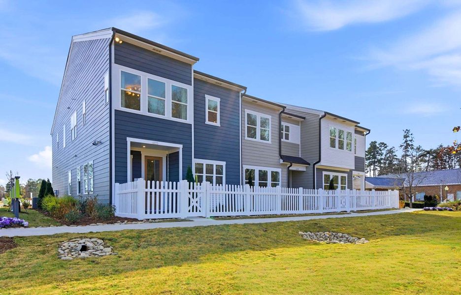 Exterior details of a home in Ellis Townes, Charlotte (Image 2).