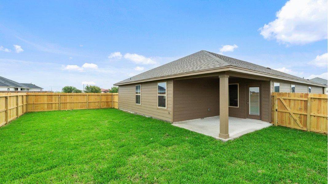 Exterior details of a home in Empire Estates, Corpus Christi (Image 3).