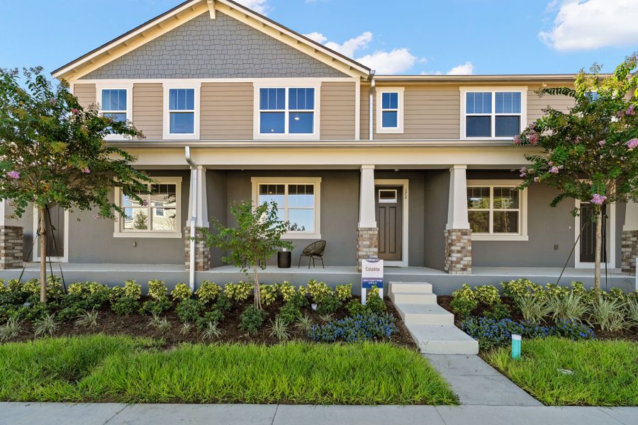 Front exterior of a home in the Rainwood community, located in Clermont, FL (Image 11).