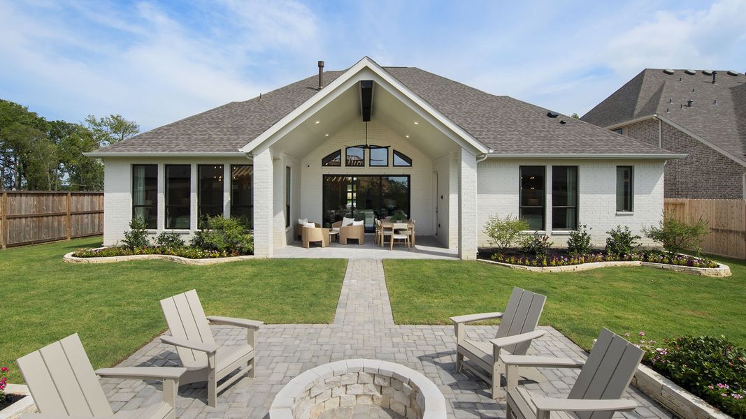 Exterior details of a home in Riceland 70', Mont Belvieu (Image 2).