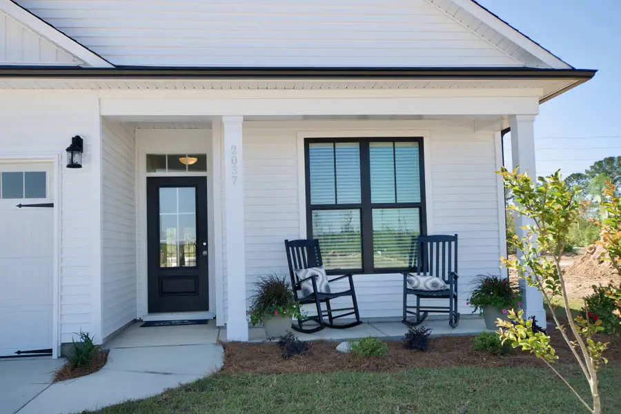 Exterior details of a home in Bristol Bay, Lake Waccamaw (Image 3).